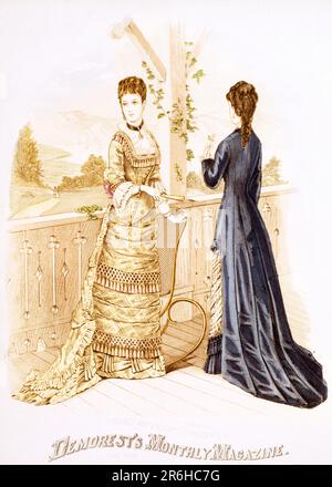 1870S ZEICHNUNG VON DAMENMODE ZWEI FRAUEN STEHEN AUF EINER VERANDA AUS DEM MONATSMAGAZIN DEMORESTS VOM 1877. JUNI - KO4268 NAW001 HARS HOME LIFE KOPIERRAUM VOLLE LÄNGE DAMEN PERSONEN INSPIRATION UNTERHALTUNG GESCHÄFTSFRAU KLEIDET ERFOLG VERKAUFSMUSTER STILE STRATEGIE KUNDENSERVICE UND NETWORKING-AUSWAHL AUFREGUNG WISSEN ERHOLUNG ERFOLGREICHER STOLZ GELEGENHEIT ZU BERUFEN KONZEPTIONELLE MONATLICHE 1870S ETABLIERTE SALON STILVOLLE GESCHÄFTSFRAUEN CURTIS DIY 1860 SCHIEDSRICHTER KREATIVITÄT DRESSMAKING MODEN ERFINDER MITTLERE ERWACHSENE FRAU MÜHLE NORMALE JUNGE ERWACHSENE FRAU 1877 Stockfoto