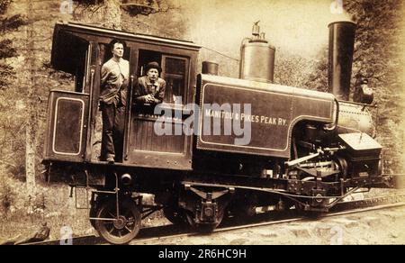 1890S DAMPFLOK DER BROADMOOR MANITOU UND PIKES PEAK COG RAILWAY FOTO VON WILLIAM HENRY JACKSON PIKES PEAK COLORADO USA - KO4270 NAW001 HARS SKILLS ABENTEUER EXTERIEUR LOW ANGLE DIE BESATZUNGEN 1891 EISENBAHNKOOPERATION MITTELERWACHSENER MANN PIKES PEAK SCHWARZ-WEISS KAUKASISCHE ETHNISCHE HERKUNFT COLORADO STEIGERT ALTMODISCH Stockfoto