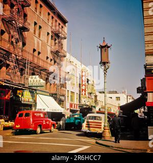 1950S KUNSTVOLL VERZIERTE STRASSENLAMPE IM CHINESISCHEN STIL GRANT AVENUE STREET SCENE CHINATOWN SAN FRANCISCO CALIFORNIA USA - KR132192 CPC001 HARS DESIGN LIFESTYLE-GESCHICHTE ARCHITEKTUR USA KOPIEREN WELTRAUM KULTURLÄDEN USA AUTOMOBILTRANSPORT FRANCISCO NORDAMERIKA STRUKTURSPRACHE NACHBARSCHAFT ABENTEUER KREUZUNG ORIENTAL AUTOS ÄUSSERES VERLEIHT NIEDRIGEN WINKEL REICH VERZIERTEN STOLZ ASIATISCH-AMERIKANISCHE CA LÄDEN WESTKÜSTE AUTOS CHINATOWN STÄDTE KULTUR STOREFRONT STILVOLLE FAHRZEUGE SAN FRANCISCO ASIATISCH-AMERIKANISCH-CHINESISCH-AMERIKANISCH COMMERCE KREATIVITÄT LAMPPOST PANEL VAN STREET SCENE BUSINESSES Stockfoto