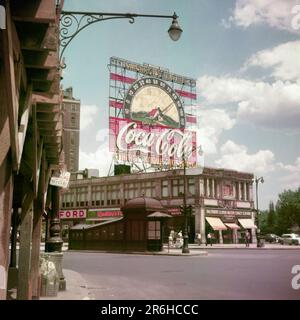 1950S COCA-COLA-SCHILD MIT TEMPERATUR ÜBER DER BUSHALTESTELLE AM NÖRDLICHEN ENDE DES COLUMBUS CIRCLE, JETZT STANDORT VON TRUMP HOTEL NYC USA - KR132326 CPC001 HARS GERÜST GETRÄNKESTANDORT EXTERIEUR BERÜHMTES FLUID LOW ANGLE COCA-COLA JETZT NYC SOFTDRINK NEW YORK CITIES COLUMBUS CIRCLE NEW YORK CITY TRUMP BROADWAY 59TH STRASSENGETRÄNKE KOLUMBUS IKONE INTERNATIONAL ALTMODISCH Stockfoto