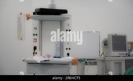 Operationsraumausrüstung. Anästhesiegeräte im Operationssaal Stockfoto