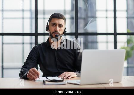 Jungen gutaussehenden männlichen Kundenservice Telefon mit Headset arbeiten im Call Center. Stockfoto