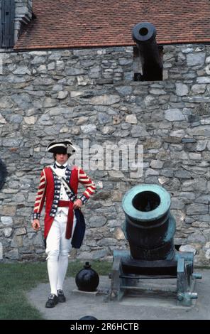 Oktober 1978 - Fort Ticonderoga, Nachstellung britischer Soldaten während der kolonialen Konflikte zwischen Großbritannien und Frankreich im 18. Jahrhundert, Kanonen Stockfoto