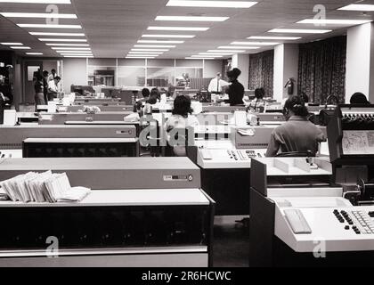 1960S 1970S BACK OFFICE BEI BANK & TRUST COMPANY MIT REIHEN VON IBM COMPUTER SCHECKSORTIERERN UND DATENEINGABESTELLE MACHINES – O2623 HAR001 HARS BANKER B&W FINANCIAL TRUST DATEN FÄHIGKEITEN KOPF UND SCHULTER AFROAMERIKANER AFROAMERIKANER AFROAMERIKANER UND BEGEISTERUNG MASCHINEN PROGRESS BLACK ETHNICITY RÜCKANSICHT BESCHÄFTIGUNG ARBEITSPLÄTZE REIHEN HIGH TECH VON HINTER UNTERNEHMEN UNTERSTÜTZUNG AUTOMATISIERUNG MITARBEITER RÜCKANSICHT ZUSAMMENARBEIT EINSTEIGER UND SCHWARZ-WEISS, KAUKASISCHE ETHNISCHE ZUGEHÖRIGKEIT, DIE HAR001 ALTMODISCHE AFROAMERIKANERINNEN BERECHNET Stockfoto