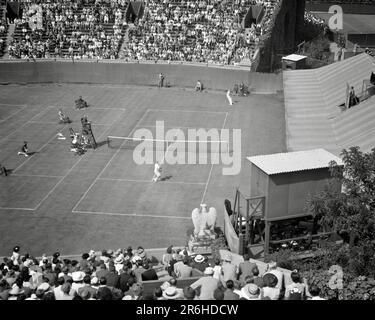 1940S ZUSCHAUER, DIE TENNIS MATCH FOREST HILLS STADIUM IM BOROUGH OF QUEENS, NEW YORK CITY USA - Q41373 CPC001 SEHEN HARS GESUNDHEIT UNITED STATES COPY SPACE DAMEN MASSENGYMNASTIK PERSONEN INSPIRATION PASSEND QUEENS UNITED STATES OF AMERICA MÄNNLICHE ZUSCHAUER B&W VERSAMMELT NORDAMERIKA GLÜCK HOCHWINKEL ABENTEUER STÄRKE HÜGEL SPANNUNG EXTERIEUR ERHOLUNGSMÖGLICHKEIT NYC PROFISPORT NEU YORK CITIES NEW YORK CITY QUEENS BOROUGH BOROUGH BOROUGH THRONGS BESUCHEN DIE SCHWARZ-WEISSEN WALDHÜGEL ALTMODISCH Stockfoto