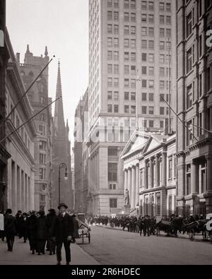 1910S-GRAD-BLICK ENTLANG DER WALL STREET IM JAHR WW1 MIT BLICK NACH WESTEN ZUR TRINITY CHURCH DIE WASHINGTON STATUE BEFINDET SICH IN DER FEDERAL HALL NATIONAL MUSEUM - Q45832 CPC001 HARS COPY SPACE MUSEUM PERSONEN MALERISCHE INSPIRATION MÄNNER NÄCHSTER TRANSPORT B&W FINANZIELLE DOWNTOWN FLÜGELANZUG UND TIE DREAMS STRUKTUR ABENTEUER AUFREGUNG AUSSENWELT WELTKRIEGE CHANCEN WELTKRIEG JETZT BESETZUNGEN GEORGE WASHINGTON TRAF FASSADE WELTKRIEG EINS WW1. SCHWARZ-WEISSER BEZIRK, ALTMODISCHE DREIFALTIGKEIT Stockfoto