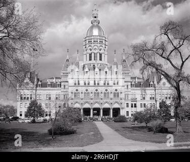 1950S DAS WEISSE MARMORGEBÄUDE DES STATE CAPITOL IN HARTFORD, CONNECTICUT, USA - Q54294 CPC001 HARS, AUSSENPOLITIK, 1872 IMMOBILIEN, 1878 KUPPEL, BAUTEN AUS DEM 19TH. JAHRHUNDERT, 1860S STÄDTE, GEBÄUDE, HARTFORD, GENERALVERSAMMLUNG, NEW ENGLAND, AMERIKANISCHER BÜRGERKRIEG, KÄMPFT GEGEN SCHWARZWEISS, BÜRGERKRIEG, KONFLIKTE, CONNECTICUT, CT, GOUVERNEUR, ALTMODISCH Stockfoto