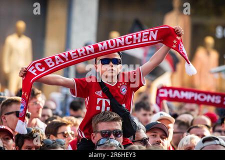 München, Deutschland. 28. Mai 2023. Fans bei der Meisterfeier des FC Bayern Herren und FC Bayern Damen am 28.5.2023 in München. -- Unterstützer bei der Bundesliga Championship Celebration am 28. Mai 2023 in München. (Foto: Alexander Pohl/Sipa USA) Guthaben: SIPA USA/Alamy Live News Stockfoto