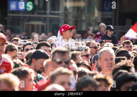 München, Deutschland. 28. Mai 2023. Fans bei der Meisterfeier des FC Bayern Herren und FC Bayern Damen am 28.5.2023 in München. -- Unterstützer bei der Bundesliga Championship Celebration am 28. Mai 2023 in München. (Foto: Alexander Pohl/Sipa USA) Guthaben: SIPA USA/Alamy Live News Stockfoto