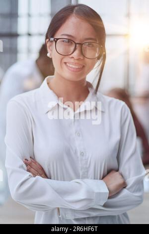 Junge, wunderschöne asiatische Geschäftsfrau, Beraterin, die im Büro arbeitet, Stockfoto