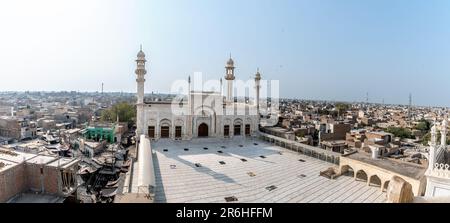 Jamia Masjid Al-Sadiq, eine der größten Moscheen Pakistans, befindet sich im Herzen von Punjabs Stadt, Bahawalpur. Stockfoto