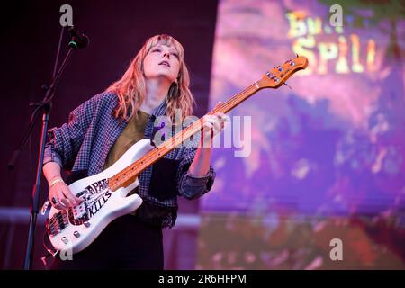 Porto, Portugal. 09. Juni 2023. Melanie Radford von der American Indie Rockband, die für Spill gebaut wurde, tritt auf der Bühne im Primavera Sound in Porto auf. Kredit: SOPA Images Limited/Alamy Live News Stockfoto