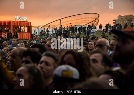 Porto, Portugal. 09. Juni 2023. Festivalbesucher in den Grünflächen des Stadtparks während des Primavera Sound 2023 in Porto. Kredit: SOPA Images Limited/Alamy Live News Stockfoto