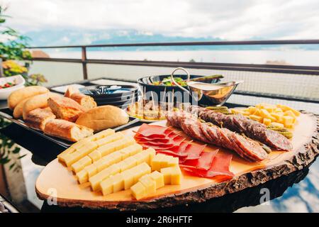 Mittagessen auf dem Balkon, Fleisch- und Käseplatte Stockfoto