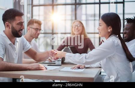 Geschäftsleute diskutieren Dokumente und Ideen bei der Besprechung Stockfoto