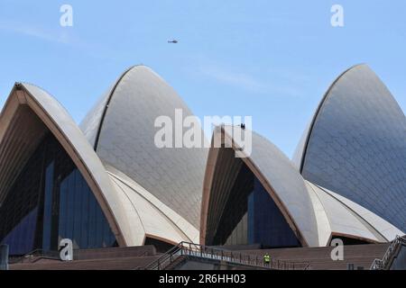 668 Blick vom südöstlichen Vorplatz des königlichen Botanischen Gartens auf das Opernhaus unter intensiver Überwachung. Sydney-Australien. Stockfoto