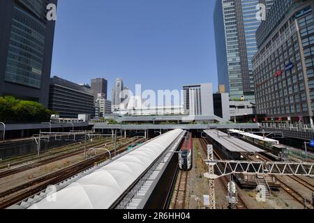 Sehen Sie die vielen Bahngleise entlang, die in den riesigen Bahnhof Shinjuku in Tokio, Japan, führen, der Pendler in das Stadtzentrum bringt. Stockfoto