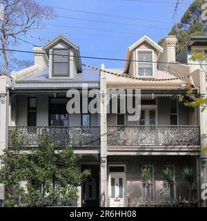 678 Fassaden von viktorianischen filigranen Terrassenhäusern mit Studentenfenstern auf der Barcom Avenue, Darlinghurst. Sydney-Australien. Stockfoto