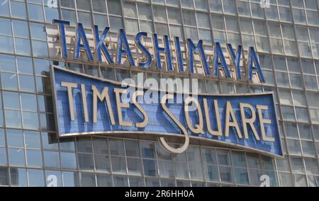 Vintage-Neonschild an der Außenseite eines Tokioter Gebäudes zeigt den Weg zum berühmten Takashimaya Kaufhaus Stockfoto