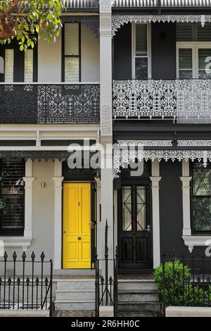 681 viktorianische filigrane Terrassenhäuser mit gusseisernen Veranden auf der Liverpool Street, Paddington. Sydney-Australien. Stockfoto