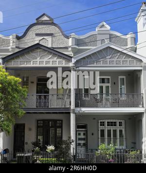 682 viktorianische filigrane Terrassenhäuser mit Brüstungen im Melbounrne-Stil auf der Glenmore Rd., Paddington. Sydney-Australien. Stockfoto