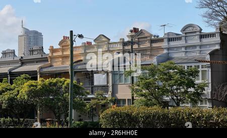 684 viktorianische filigrane Terrassenhäuser mit Brüstungen im Melbourne-Stil an der Glenmore Road, Paddington. Sydney-Australien. Stockfoto