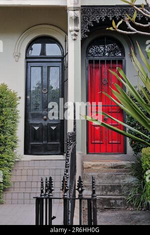 687-türige Terrassenhäuser im viktorianischen filigranen Stil mit gusseiserner Frieze auf der Glenmore Road, Paddington. Sydney-Australien. Stockfoto