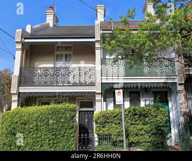 687-türige Terrassenhäuser im viktorianischen filigranen Stil mit gusseiserner Frieze auf der Glenmore Road, Paddington. Sydney-Australien. Stockfoto