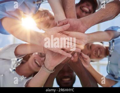 Professionelle Ärzte, Die Sich Die Hände Halten. Multinationale Medizinstagung. Stockfoto