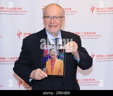 Yorba Linda, Kalifornien, USA. 5. Juni 2023. Harrison Engle hält ein iPad mit dem LABA Blue-Chip-Künstler Jiannan Huang, der an einer Videokonferenz im International China Concern (ICC) und an der American Friends of ICC „Stand for Children“ 30. Anniversary Celebration Pressekonferenz in der Richard Nixon Presidential Library and Museum in Yorba Linda, Kalifornien teilnimmt. Kredit: Sheri Determan Stockfoto