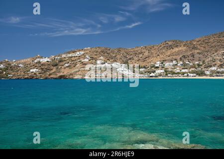 IOS, Griechenland - 18. Mai 2021 : Weiß getünchte Hotels und Zimmer zum Mieten am beliebten Mylopotas Strand in iOS kykladen Griechenland und einem wunderschönen blauen Himmel Stockfoto