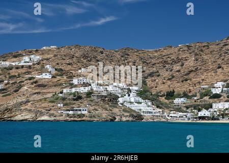 Weiß getünchte Hotels und Zimmer zum Mieten am beliebten Mylopotas-Strand in iOS cyclades Greece und einem wunderschönen blauen Himmel Stockfoto