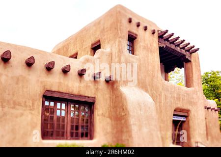 Horizontales Außenbild des New Mexico Museum of Art im Pueblo Revival-Stil. Stockfoto