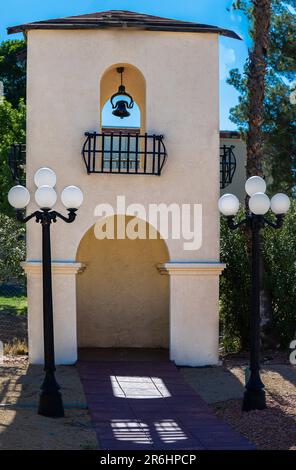 Kaktusblume, spanischer Glockenturm, Orgelgebirge, Feuerhydrant, Stucksäulen und Schatten, Cowboy Boot Willkommensschild Stockfoto