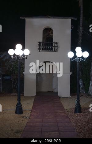 Kaktusblume, spanischer Glockenturm, Orgelgebirge, Feuerhydrant, Stucksäulen und Schatten, Cowboy Boot Willkommensschild Stockfoto