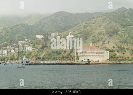 AVALON, KALIFORNIEN - 17. November 2019: Avalon ist eine Resort-Gemeinschaft mit der Uferpromenade dominiert von touristisch orientierten Unternehmen auf Santa Catalina ist Stockfoto
