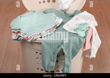Wäschekorb mit Babykleidung drinnen, Nahaufnahme Stockfoto