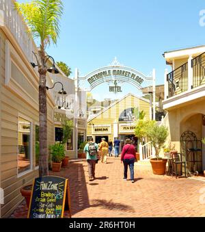 AVALON, KALIFORNIEN - 17. November 2019: Avalon ist eine Resort-Gemeinschaft mit der Uferpromenade dominiert von touristisch orientierten Unternehmen auf Santa Catalina ist Stockfoto