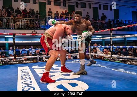 LONDON, VEREINIGTES KÖNIGREICH. 09. Juni 2023. David Adeleye gegen Emir Ahmatovic - WBO European Heavyweight Title während Adeleye gegen Ahmatovc und Undercard Fight in York Hall am Freitag, den 09. Juni 2023 in LONDON, ENGLAND. Kredit: Taka G Wu/Alamy Live News Stockfoto