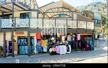 AVALON, KALIFORNIEN - 17. November 2019: Avalon ist eine Resort-Gemeinschaft mit der Uferpromenade dominiert von touristisch orientierten Unternehmen auf Santa Catalina ist Stockfoto
