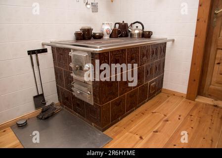 Feiertagskoattage in Briesen im Bezirk Uckermark in Nordostdeutschland mit einem Mauerwerkswärmer als Primärwärmung. Stockfoto