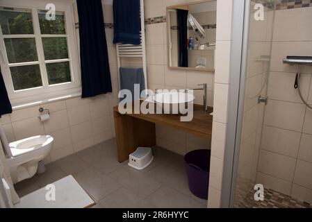 Badezimmer im Ferienanzug in Briesen im Kreis Uckermark in Nordostdeutschland Stockfoto