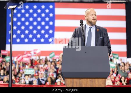 Wahlkampfmanager Brad Parscale bei einer Kundgebung in Battle Creek, Michigan, gleichzeitig mit dem Repräsentantenhaus, das Präsident Trump zur Amtsenthebung abstimmt. Stockfoto