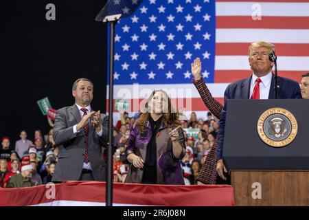 Präsident Donald Trump spricht auf einer Kundgebung in Battle Creek, Michigan, gleichzeitig mit dem Repräsentantenhaus, das ihn zur Amtsenthebung abstimmt. Stockfoto