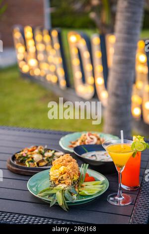 Thailändische Gerichte in einem Restaurant am Strand in Hua hin, Thailand Stockfoto