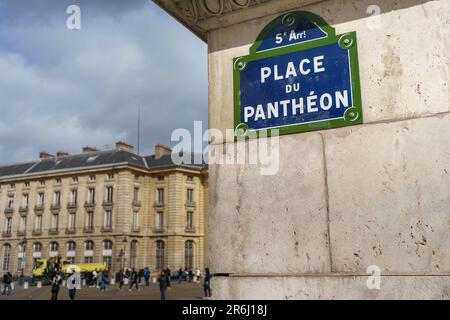 Das Schild du Pantheon mit dem Quadrat im Hintergrund anbringen. Paris, Frankreich. Stockfoto