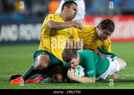 Australiens Kurtley Beale und Ben McCalman nehmen Irlands Brian O'Driscoll bei einem Pool-C-Spiel der Rugby-Weltmeisterschaft 2011, Eden Park, Auckland, Neuseeland, Samstag, 17. September 2011. Stockfoto