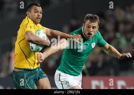 Australiens Kurtley Beale wird von Irlands Tommy Bowe während eines Pool-C-Spiels der Rugby-Weltmeisterschaft 2011 verfolgt, Eden Park, Auckland, Neuseeland, Samstag, 17. September 2011. Stockfoto