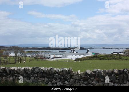 Blick auf die Ardbeg-Brennerei auf der Isle of Islay, Schottland Stockfoto