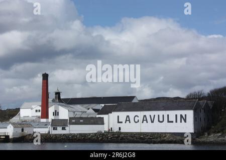 Blick auf die Lagavulin Whisky-Destillerie an der Südküste der Insel Islay, Schottland. Das Bild wurde um 2pm Uhr aufgenommen. Stockfoto